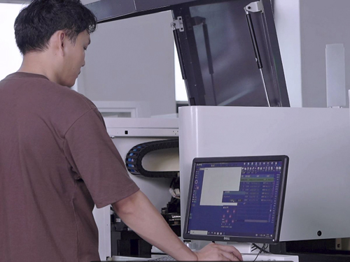 全自动视觉式精密点胶机给麻将上色应用案例